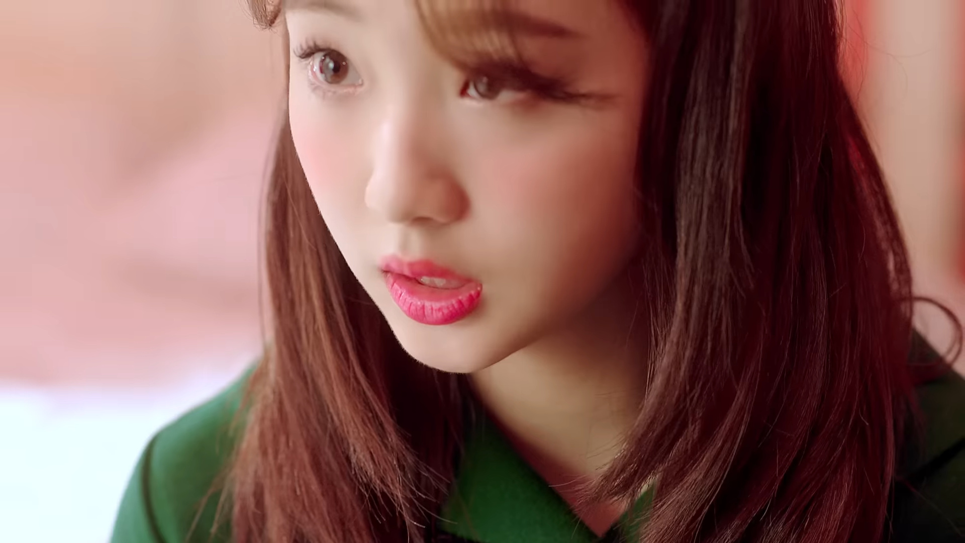 Yeojin looking surprised.
